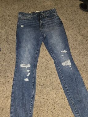 Universal Thread Distressed Medium Wash Blue Jeans